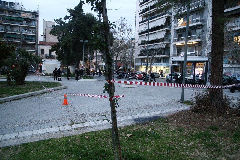 Εικόνες από την επίθεση με μολότοφ στα γραφείο του ΣΥΡΙΖΑ: Σπασμένες τζαμαρίες, καμμένα αυτοκίνητα [εικόνες] | iefimerida.gr 3