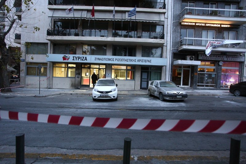 Εικόνες από την επίθεση με μολότοφ στα γραφείο του ΣΥΡΙΖΑ: Σπασμένες τζαμαρίες, καμμένα αυτοκίνητα [εικόνες] | iefimerida.gr 0