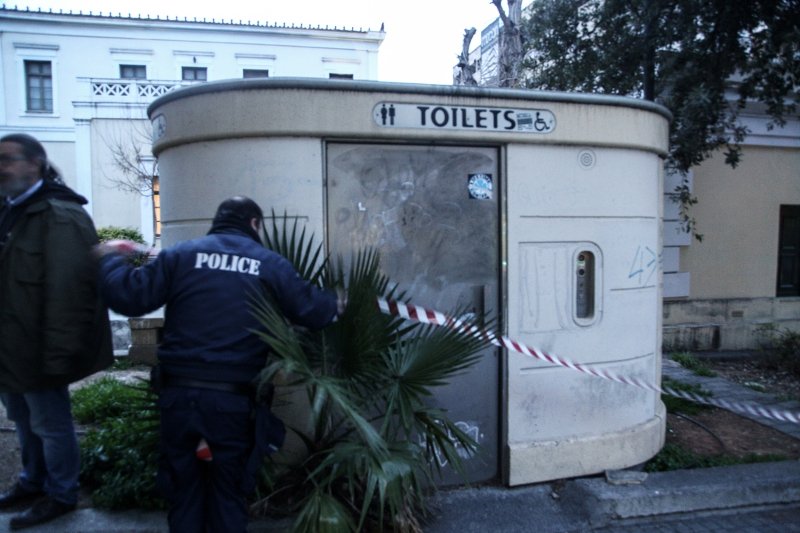 Εικόνες από την επίθεση με μολότοφ στα γραφείο του ΣΥΡΙΖΑ: Σπασμένες τζαμαρίες, καμμένα αυτοκίνητα [εικόνες] | iefimerida.gr 4