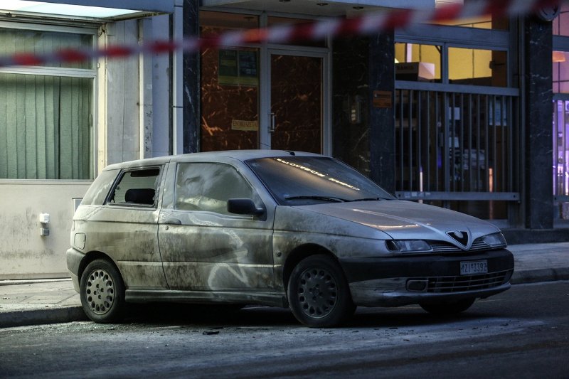 Εικόνες από την επίθεση με μολότοφ στα γραφείο του ΣΥΡΙΖΑ: Σπασμένες τζαμαρίες, καμμένα αυτοκίνητα [εικόνες] | iefimerida.gr 1