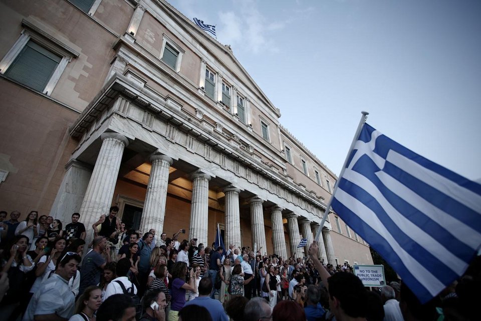 Xιλιάδες Ελληνες διαδήλωσαν στο Σύνταγμα υπέρ του ευρώ [εικόνες] | iefimerida.gr 0