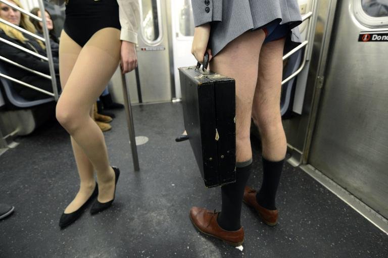 Γέμισε το μετρό γυμνά πόδια -Παγκόσμια ημέρα χωρίς παντελόνι στα μέσα μεταφοράς [εικόνες] | iefimerida.gr 4