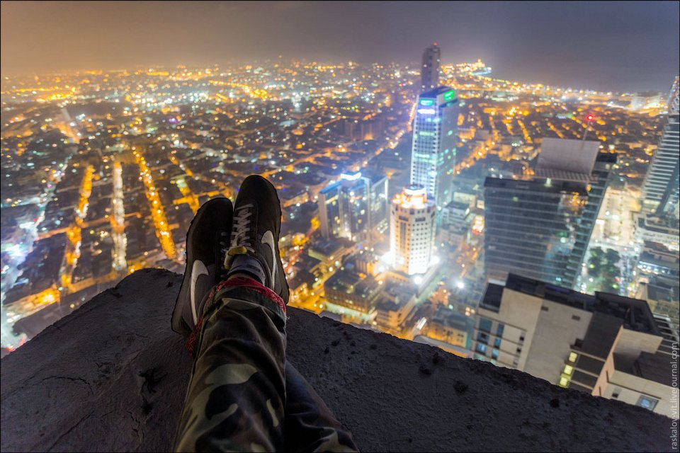 Με όριο τον ουρανό: Η ζωή δυο 20χρονων πάνω στα ψηλότερα κτίρια του κόσμου [εικόνες] | iefimerida.gr 17