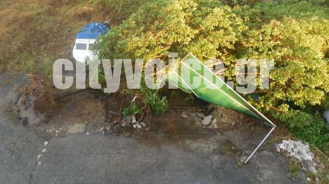 Αγρίνιο: Ξηλώθηκαν στέγες, ξεριζώθηκαν δέντρα -Τρελάθηκε ο καιρός αυγουστιάτικα [εικόνες & βίντεο] | iefimerida.gr 1
