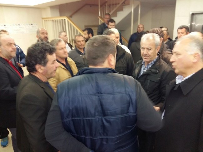 Ενταση στο Αγρίνιο με αγρότες σε εκδήλωση του ΣΥΡΙΖΑ [εικόνες & βίντεο] | iefimerida.gr 2