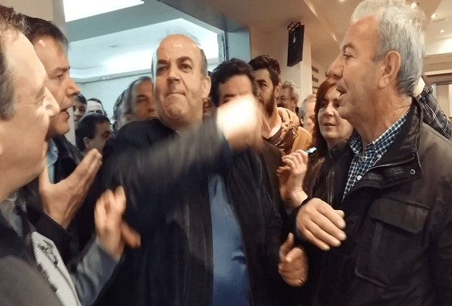 Ενταση στο Αγρίνιο με αγρότες σε εκδήλωση του ΣΥΡΙΖΑ [εικόνες & βίντεο] | iefimerida.gr 4