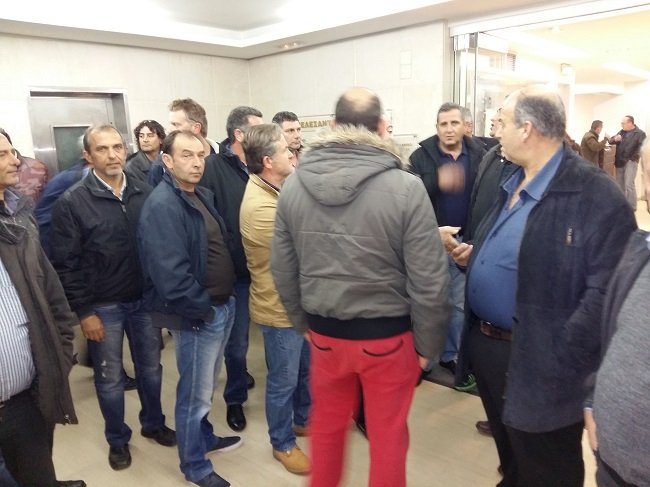 Ενταση στο Αγρίνιο με αγρότες σε εκδήλωση του ΣΥΡΙΖΑ [εικόνες & βίντεο] | iefimerida.gr 3