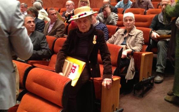 Η Ελένη Γερασιμίδου και η Λιάνα Κανέλλη με κόκκινο γαρίφαλο στο πέτο [εικόνες] | iefimerida.gr 0