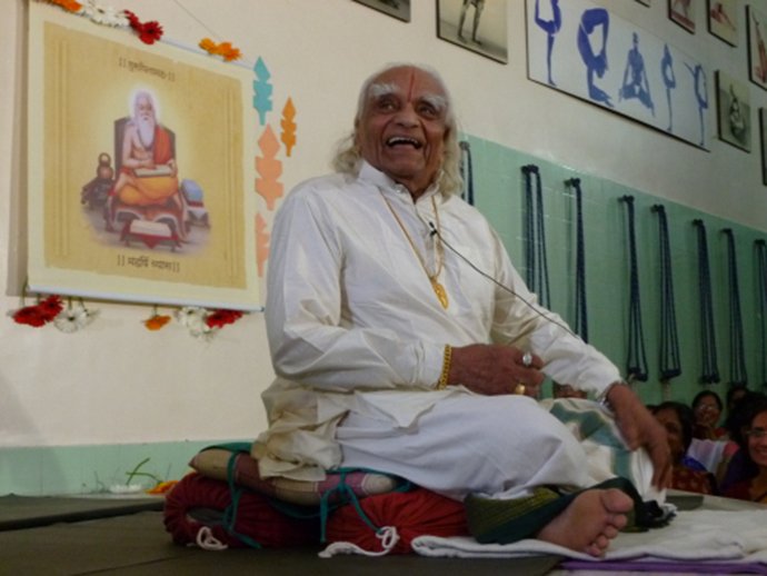 Πέθανε σε ηλικία 95 ετών ο θρυλικός γκουρού που «δίδαξε» στους Δυτικούς τη γιόγκα [εικόνες & βίντεο] | iefimerida.gr 0