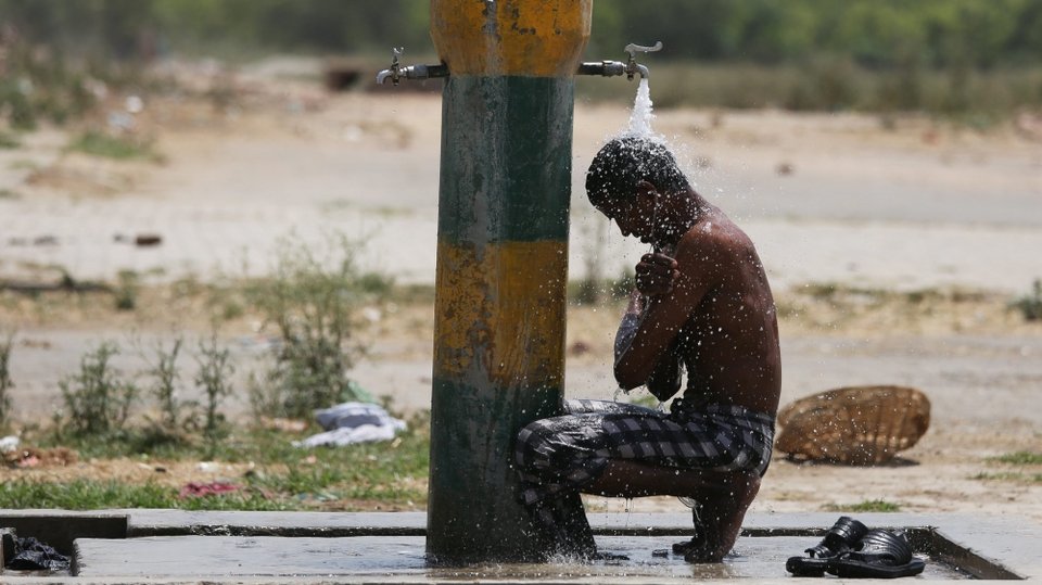 Απίστευτες εικόνες από το φονικό καύσωνα με τους 2.000 νεκρούς στην Ινδία: Ελιωσε και η άσφαλτος [εικόνες] | iefimerida.gr 0