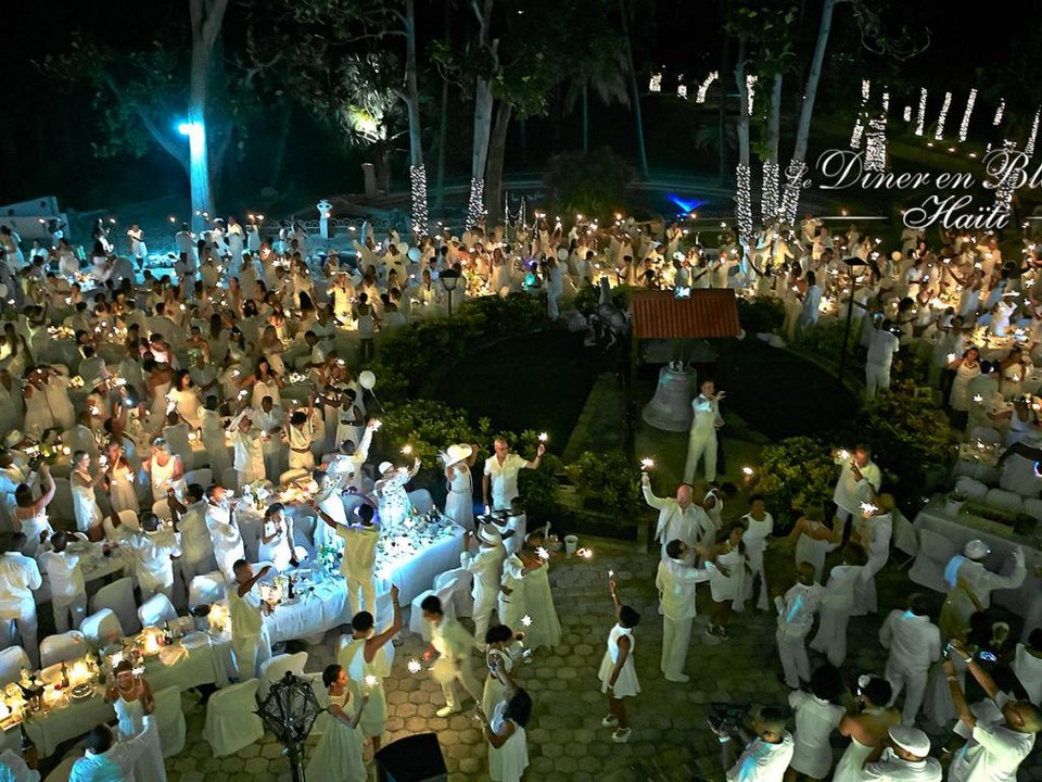 Δείπνο στα λευκά: Το ραντεβού που δίνουν χιλιάδες άγνωστοι, στο κέντρο μεγάλων πόλεων, για να φάνε μαζί [εικόνες] | iefimerida.gr 2