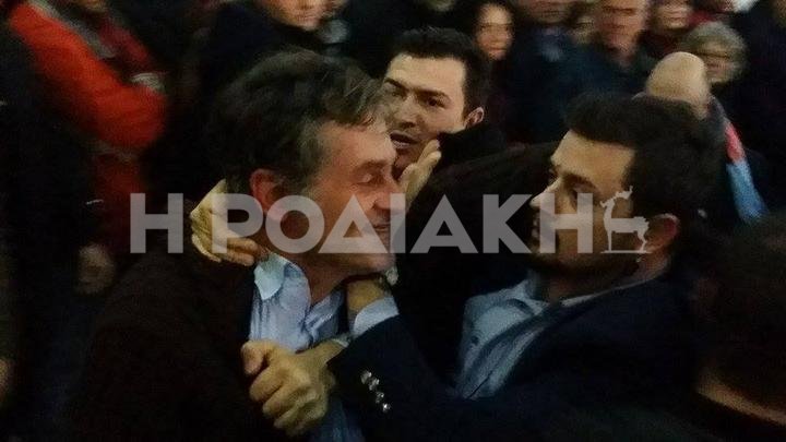 Επεισόδιο στην ομιλία Τσίπρα στη Ρόδο - Φίλαθλος της ΑΕΚ φώναζε για το γήπεδο [εικόνες & βίντεο] | iefimerida.gr 1