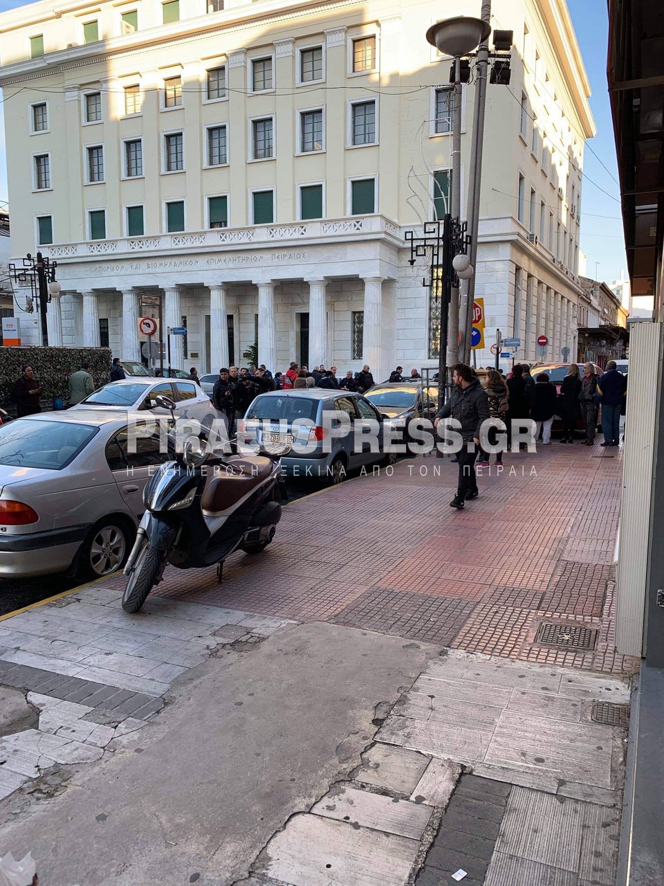 Συναγερμός στον Πειραιά: Αλλοδαπός έκλεψε αυτοκίνητο και τράκαρε 10 σταθμευμένα οχήματα! [εικόνες] | iefimerida.gr 2