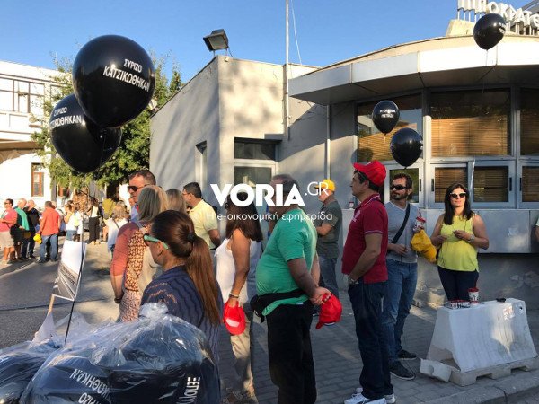 Κούκλες με τη μορφή Τσίπρα και Πολάκη, μπαλόνια και συνθήματα από το καραβάνι Υγείας [εικόνες] | iefimerida.gr 4