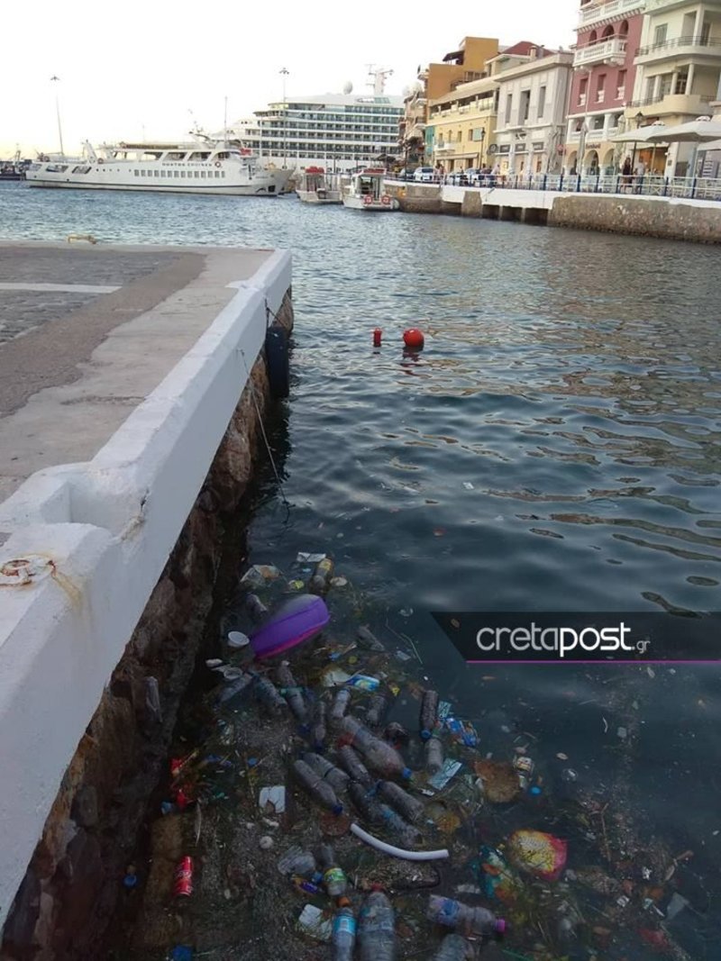 Tο λιμάνι του Αγίου Νικολάου έχει μετατραπεί σε... σκουπιδότοπο [εικόνες] | iefimerida.gr 0