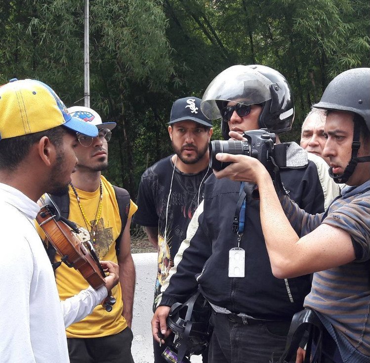 Βενεζουέλα: Ελεύθερος ο βιολιστής-σύμβολο των διαδηλώσεων: Ωστόσο είναι άφαντος [εικόνες] | iefimerida.gr 0