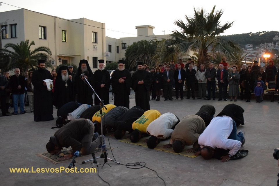 Ορθόδοξοι και Μουσουλμάνοι ένωσαν τις προσευχές τους για το δράμα των προσφύγων [εικόνες & βίντεο] | iefimerida.gr 0