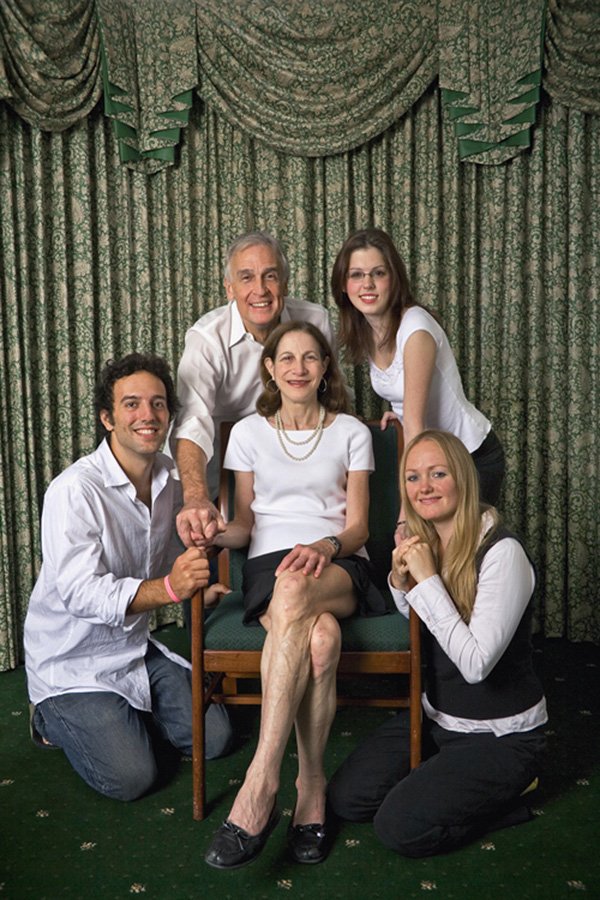 Εντελώς άγνωστοι φωτογραφίζονται και δημιουργούν τα τέλεια οικογενειακά πορτραίτα [εικόνες] | iefimerida.gr 0