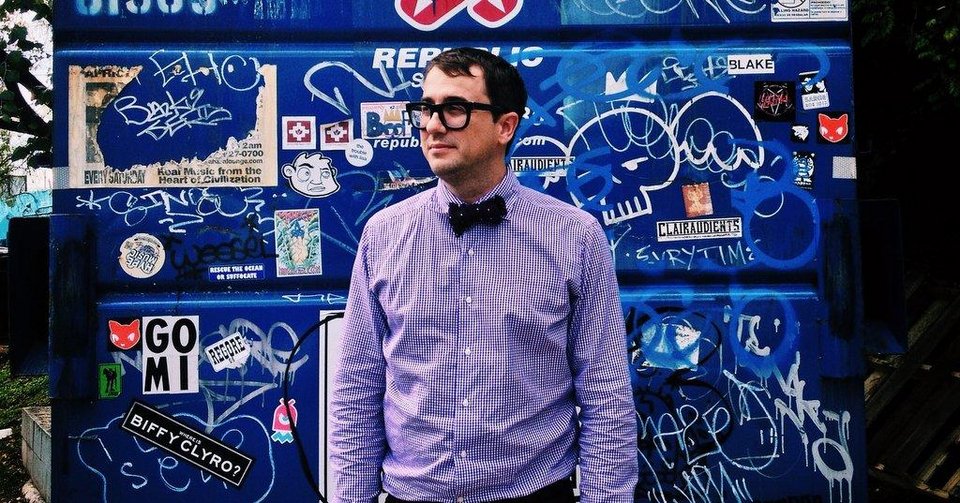 Πρύτανης πανεπιστημίου ζει μέσα σε έναν κάδο σκουπιδιών και το... χαίρεται! [εικόνες] | iefimerida.gr 0