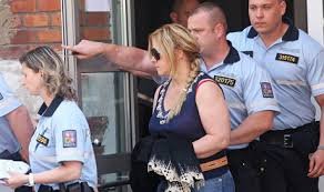 Ποια είναι η γυναίκα αράχνη που παγίδευσε τον πρωθυπουργό της Τσεχίας [εικόνες] | iefimerida.gr 2