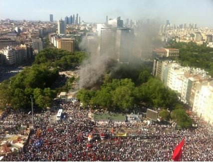 Τούρκοι στρατιώτες μοιράζουν μάσκες στους διαδηλωτές - Kαπνός πάνω από την πλατεία Ταξίμ [εικόνα] | iefimerida.gr 0