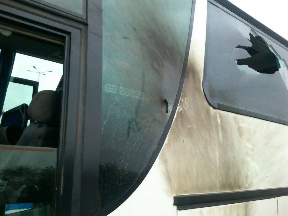 Καραμπόλα με πέντε λεωφορεία από το κονβόι των οπαδών του ΠΑΟΚ - Επίθεση με πέτρες σε ένα πούλμαν [εικόνες] | iefimerida.gr 0