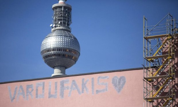 Γκράφιτι με το όνομα του Βαρουφάκη και μια καρδιά στο κέντρο του Βερολίνου [εικόνα] | iefimerida.gr 0