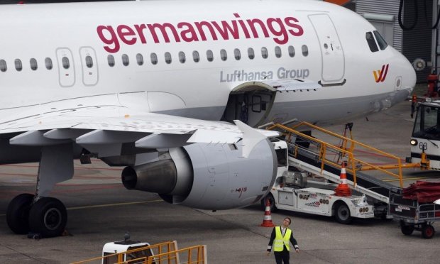 H Germanwings πενθεί: Αλλαξε χρώμα στο logo της, δίνει συνέντευξη τύπου για τη συντριβή του αεροσκάφους | iefimerida.gr 2
