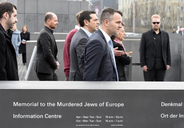 Ο Τσίπρας στο Μνημείο του Εβραϊκού Ολοκαυτώματος στο Βερολίνο [εικόνες] | iefimerida.gr 3