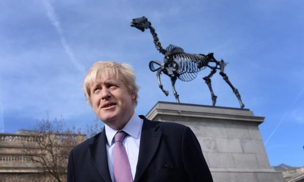 To νέο αντικαπιταλιστικό γλυπτό στην Τrafalgar Square που αναστατώνει το Λονδίνο [εικόνες] | iefimerida.gr 1