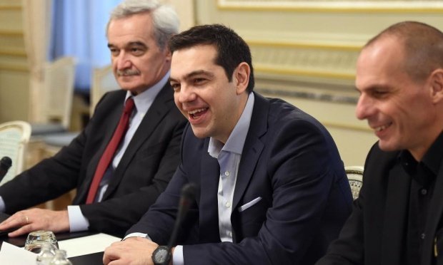 Δεν έβαλε γραβάτα, αλλά λευκό μαντίλι στην τσέπη ο Τσίπρας [εικόνες] | iefimerida.gr 1