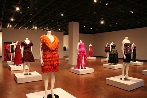 Επανάσταση στη μόδα: Haute couture δημιουργίες από προφυλακτικά για την καταπολέμηση του AIDS [βίντεο&εικόνες] | iefimerida.gr 9