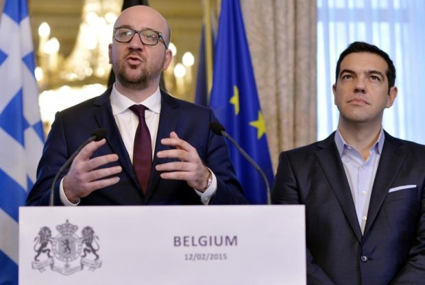 Δεν έβαλε γραβάτα, αλλά λευκό μαντίλι στην τσέπη ο Τσίπρας [εικόνες] | iefimerida.gr 0