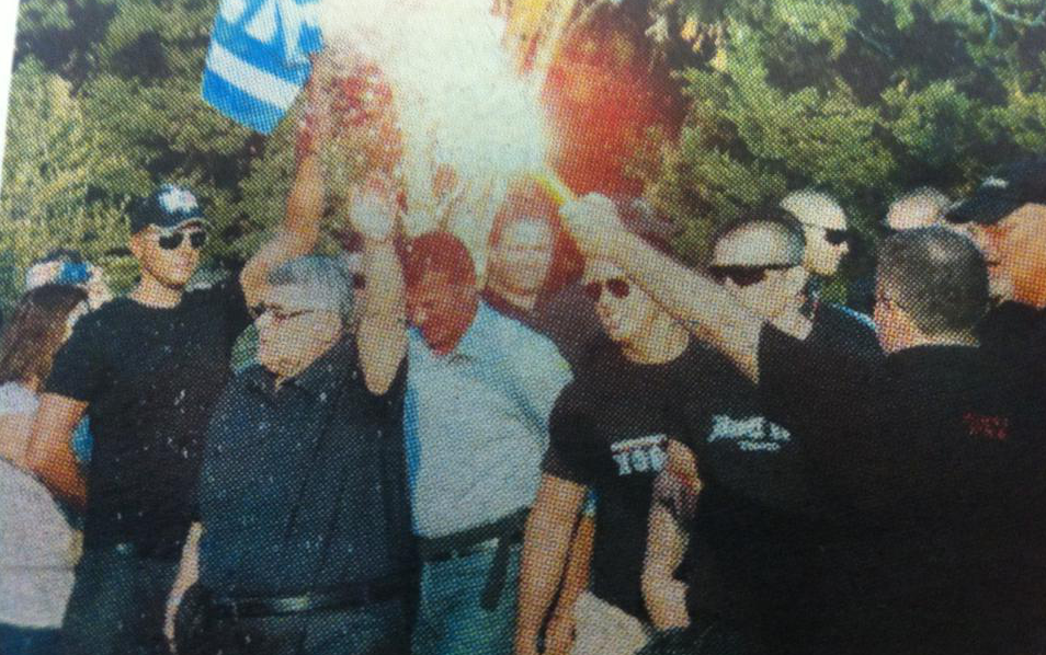 Η Χρυσή Αυγή κάνει κιτς τελετή στις Θερμοπύλες: Οι πυρσοί, τα στρατιωτικά παραγγέλματα του Κασιδιάρη και ο ναζιστικός χαιρετισμός του Μιχαλολιάκου [βίντεο] | iefimerida.gr 0