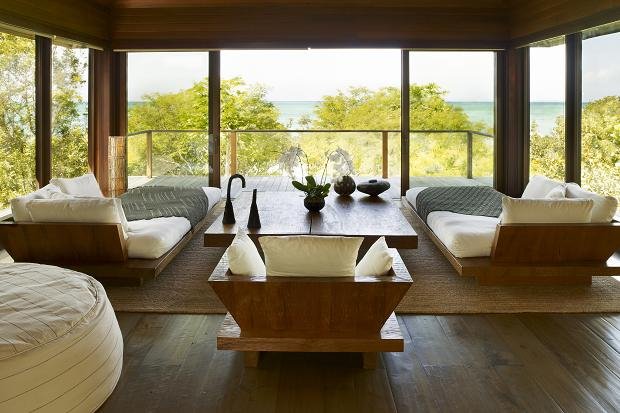 Ο μυστικός Χριστουγενιάτικος γάμος Πιτ-Τζολί στο ιδιωτικό νησί της Ντόνα Κάραν [εικόνες]  | iefimerida.gr 3