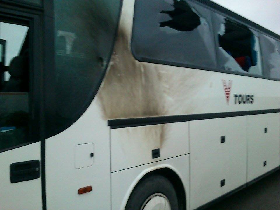 Καραμπόλα με πέντε λεωφορεία από το κονβόι των οπαδών του ΠΑΟΚ - Επίθεση με πέτρες σε ένα πούλμαν [εικόνες] | iefimerida.gr 1