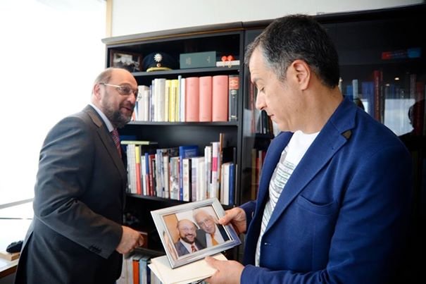 Οταν ο Μάρτιν Σούλτς συνάντησε τον Σταύρο Θεοδωράκη και όσα μαρτυρά η γλώσσα του σώματος [εικόνες] | iefimerida.gr 1