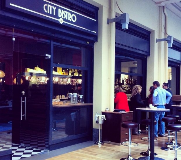 Το νέο στέκι στη Στοά Σπυρομήλιου που δεν βρίσκει τραπέζι ούτε η Καϊλή – Βουλευτές εξόριστοι στην μπάρα [εικόνες] | iefimerida.gr 0