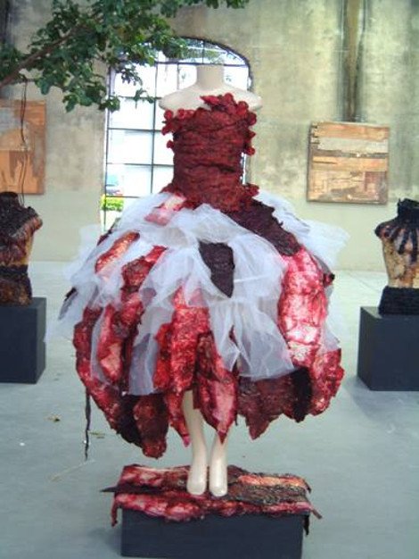 Επανάσταση στη μόδα: Haute couture δημιουργίες από προφυλακτικά για την καταπολέμηση του AIDS [βίντεο&εικόνες] | iefimerida.gr 8