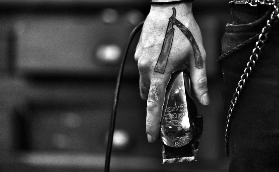 Αυτός είναι ο Ελληνας ροκ μπαρμπέρης που έχει τρελάνει τους Γερμανούς [εικόνες] | iefimerida.gr 7