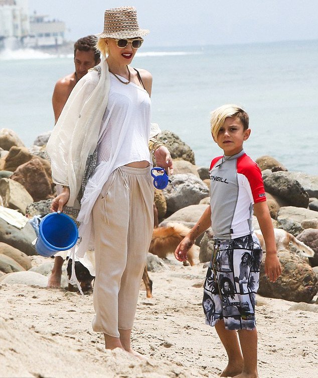 Εξωφρενικό: Η Γκουέν Στεφάνι βάφει με eyeliner το γιο της [εικόνες]  | iefimerida.gr 1