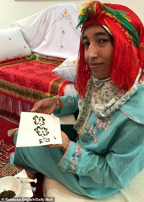 Η Μέγκαν Μαρκλ πήγε στο Μαρόκο και έκανε... τατουάζ στο χέρι [εικόνες] | iefimerida.gr 5