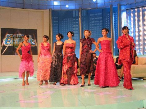 Επανάσταση στη μόδα: Haute couture δημιουργίες από προφυλακτικά για την καταπολέμηση του AIDS [βίντεο&εικόνες] | iefimerida.gr 7