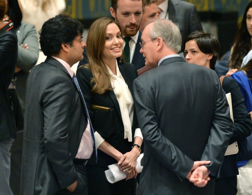 Η σαγηνευτική Αντζελίνα Τζολί και ο πύρινος λόγος της στα Ηνωμένα Εθνη «Σταματήστε τώρα τους βιασμούς» [εικόνες] | iefimerida.gr 1