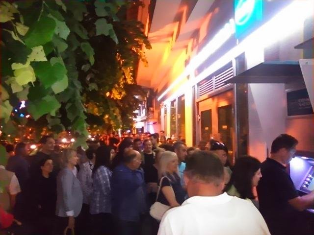 Πανικός σε ΑΤΜ και βενζινάδικα χθες τη νύχτα [εικόνες] | iefimerida.gr 7