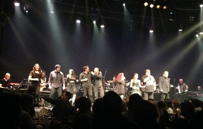 Θέλετε μια χριστουγεννιάτικη selfie με τους Άγαμοι Θύται; [εικόνες] | iefimerida.gr 3