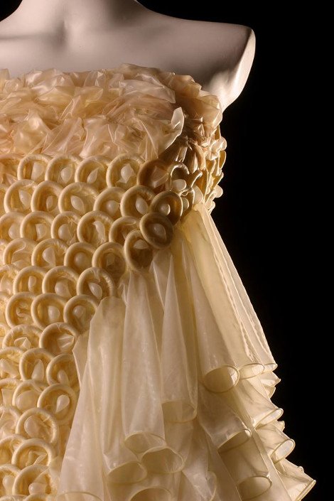 Επανάσταση στη μόδα: Haute couture δημιουργίες από προφυλακτικά για την καταπολέμηση του AIDS [βίντεο&εικόνες] | iefimerida.gr 5