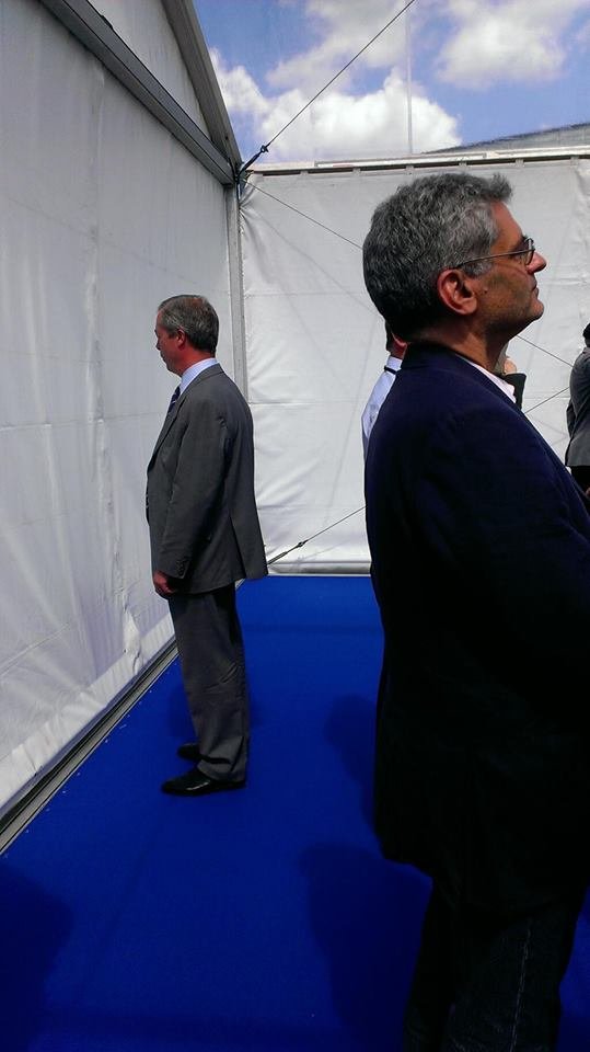 Ο ακροδεξιός Φάρατζ κάθεται δίπλα στον Μίλτο Κύρκο και γυρίζει την πλάτη όταν ακούγεται ο ευρωπαϊκός ύμνος στην πρεμιέρα του ευρωκοινοβουλίου [εικόνα] | iefimerida.gr 0