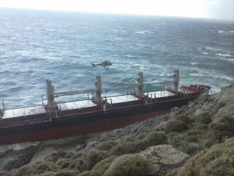 Αγωνία στο Αιγαίο: Φορτηγό πλοίο προσάραξε στην Ανδρο -Επιχείρηση διάσωσης των 22 μελών του πληρώματος [εικόνες] | iefimerida.gr 1