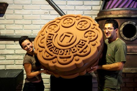 Ρεκόρ επισκεπτών στο εργοστάσιο σοκολάτας: Μέσα σε ένα απόγευμα ξεπέρασαν τις 6.000 [εικόνες] | iefimerida.gr 1